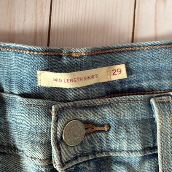 Levi's Mid-Length Cuffed Denim Jean Shorts Light Blue Rinse Sz 29 Women’s - Picture 2 of 6